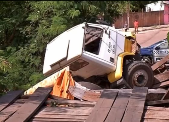 caminhao caiu da ponte