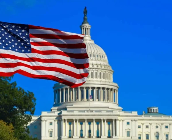 Navio iraniano Touska é capturado por forças dos EUA no Golfo de Omã.