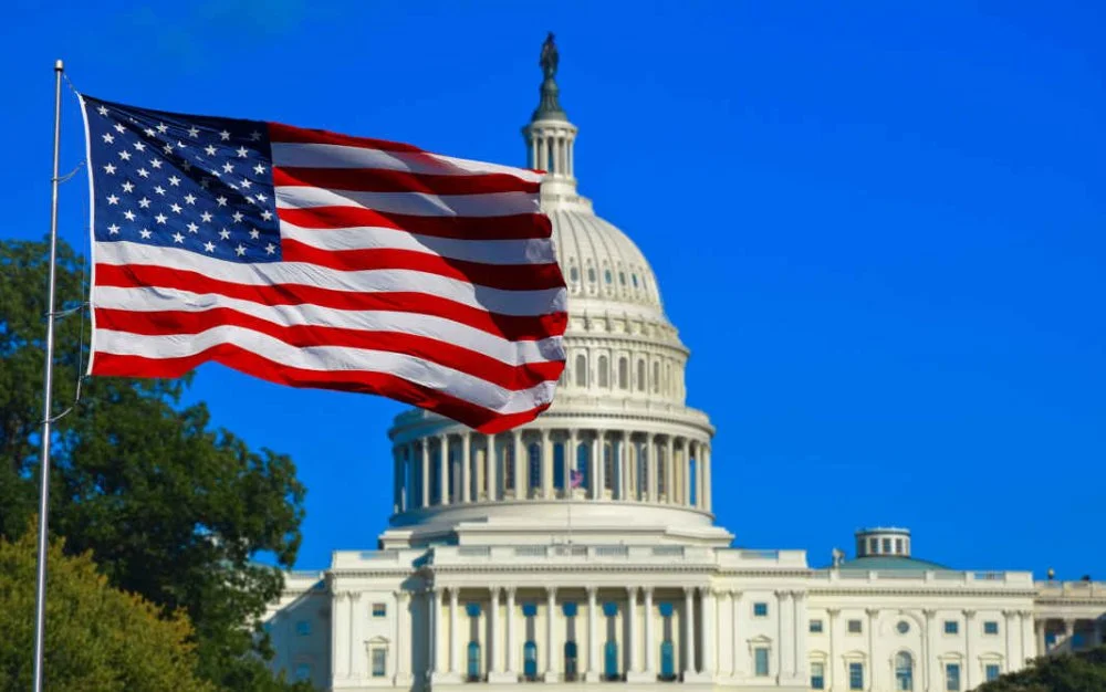 Navio iraniano Touska é capturado por forças dos EUA no Golfo de Omã.