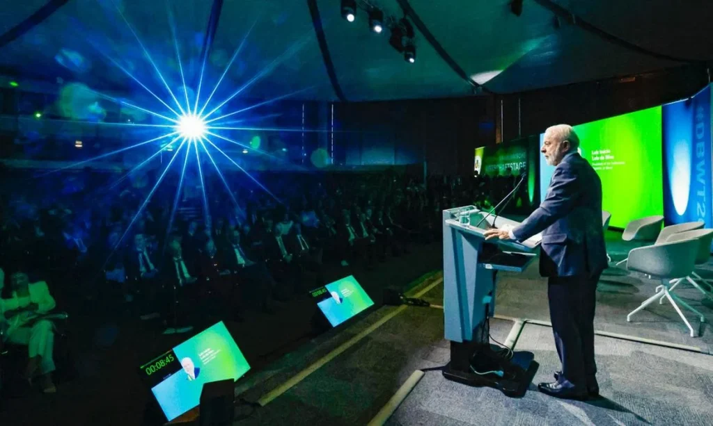 Presidente Lula comenta sobre a guerra no Oriente Médio e suas consequências econômicas.