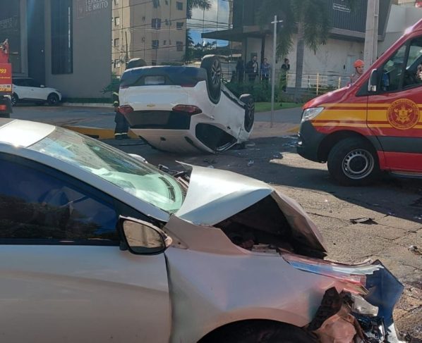 Veículos envolvidos no acidente. (Foto: José Aparecido)