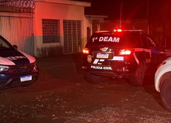 Polícia Militar, 1ª Del. Especializada de Atendimento à Mulher (DEAM) e Polícia Científica no local. (Foto: Diogo Nolasco)