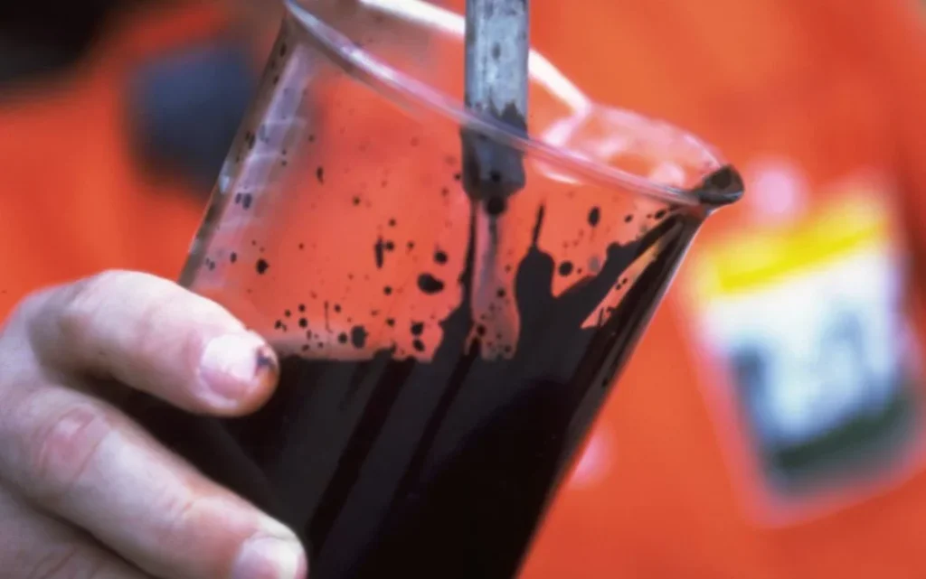 Contratos futuros de petróleo sobem com bloqueio no Estreito de Ormuz e tensões EUA-Irã.