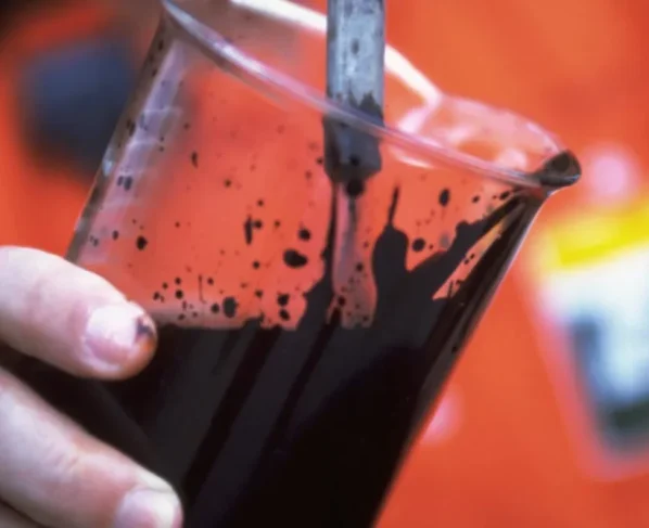 Contratos futuros de petróleo sobem com bloqueio no Estreito de Ormuz e tensões EUA-Irã.