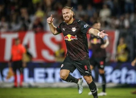 Isidro Pitta celebra hat-trick em vitória do Bragantino sobre o Remo no Brasileirão.