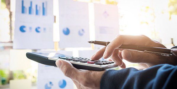 Cálculos eleitorais determinam quais partidos e candidatos ocupam cadeiras no sistema proporcional. Foto: Freepik