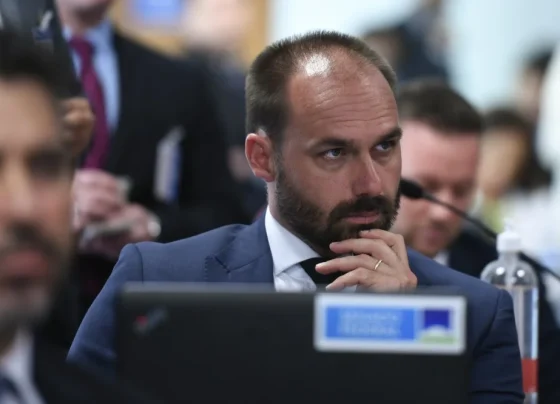 Ministro do STF estabelece prazo para alegações finais contra Eduardo Bolsonaro em ação penal.