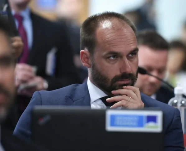 Ministro do STF estabelece prazo para alegações finais contra Eduardo Bolsonaro em ação penal.