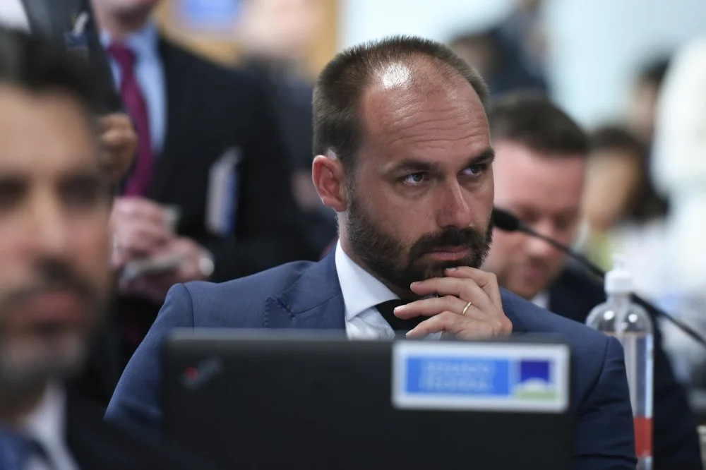 Ministro do STF estabelece prazo para alegações finais contra Eduardo Bolsonaro em ação penal.