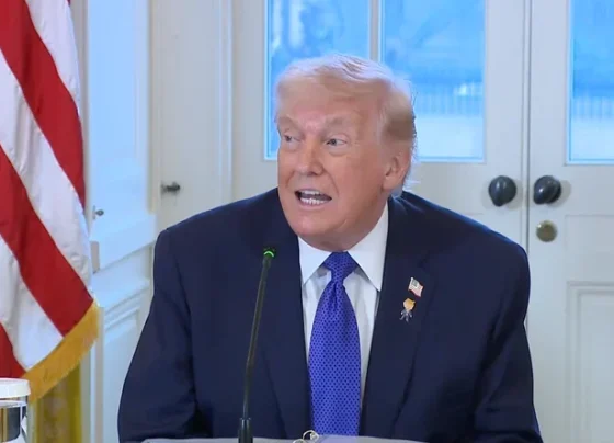 Donald Trump anuncia que Irã manterá Estreito de Ormuz aberto para navegação.