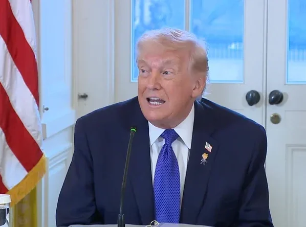 Donald Trump anuncia que Irã manterá Estreito de Ormuz aberto para navegação.